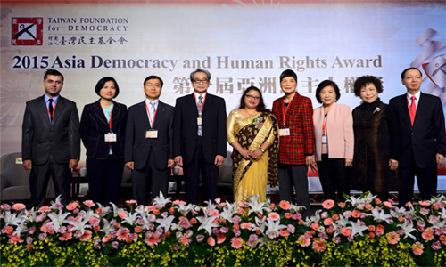 Sunita-receiving-Womenleadership-Award